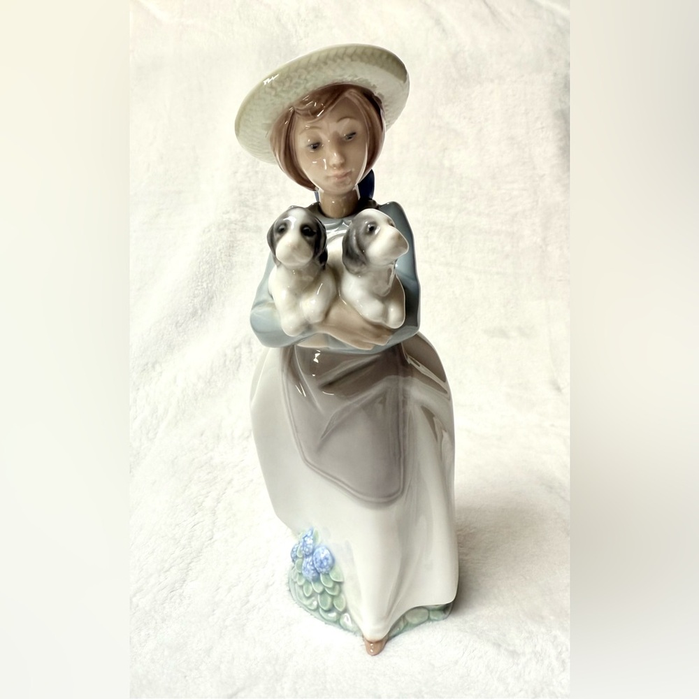 Lladro Porcelain Figurine Girl with Puppies
